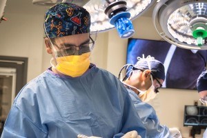 2 surgeons are in an operating room